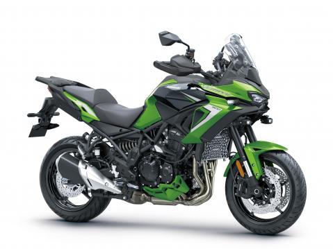 Kawasaki Versys 900 vuosimallia 2027.
