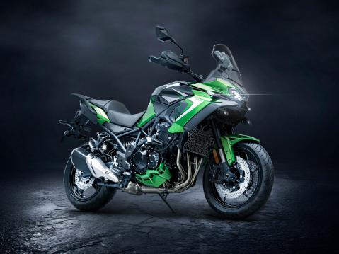Kawasaki Versys 900 vuosimallia 2027.