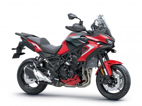 Kawasaki Versys 900 vuosimallia 2027.