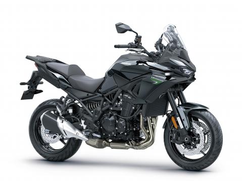 Kawasaki Versys 900 vuosimallia 2027.