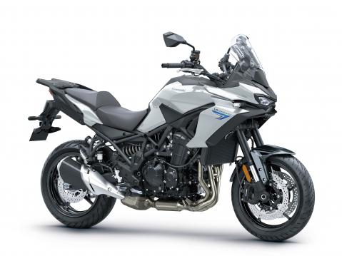 Kawasaki Versys 900 vuosimallia 2027.