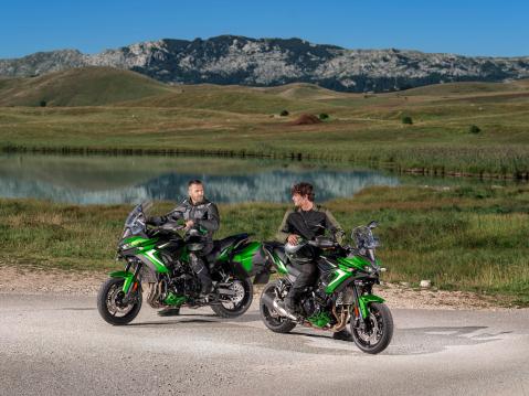 Kawasaki Versys 900 vuosimallia 2027.