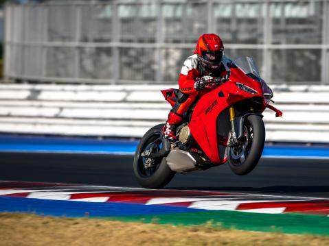Ducati Panigale V4 S vuosimallia 2027.