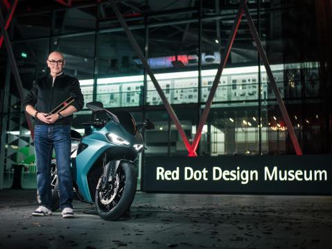 Simon Skinner, Norton Motorcyclesin pääsuunnittelija, sekä Norton Manx R superbike Red Dot Design -museossa Singaporessa. Kuva Sugriiva Paramasivam.