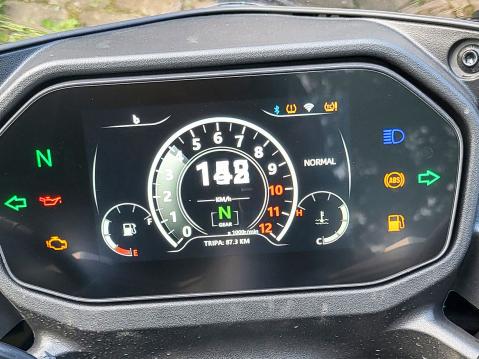 Benelli Tornado 550:n mittaristo on tyylikäs, ja monikäyttöinen, mutta Mikko moitti pieniä infotekstejä.