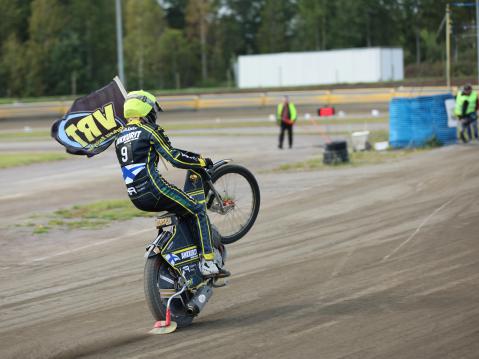 Tuuletukset kuuluvat asiaan Suomen Mestaruuden ratkettua pariajossa. Kuva Timo Eronen.