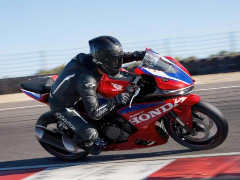 Honda CBR500R Four vuosimallia 2027.