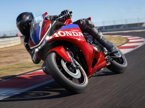 Honda CBR500R Four vuosimallia 2027.
