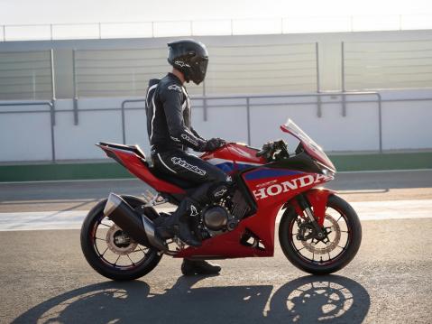 Honda CBR500R Four vuosimallia 2027.