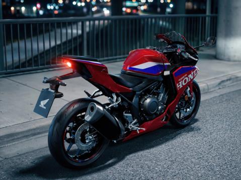 Honda CBR500R Four vuosimallia 2027.