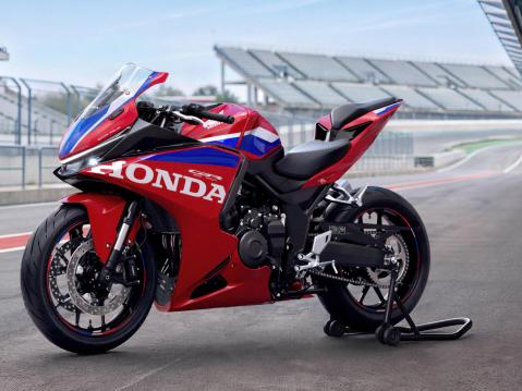 Honda CBR500R Four vuosimallia 2027.