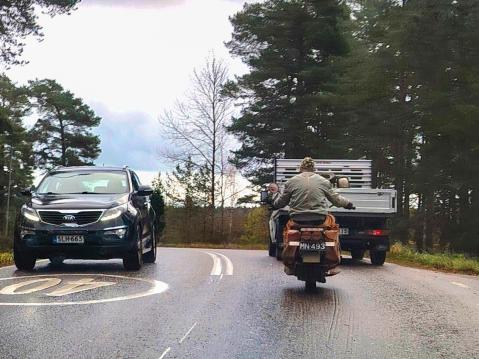 Harley-Davidson WLA 1942 hinauksessa. Puikoissa Jouni Jokiniemi.