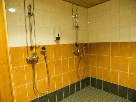 Saunaosastossa on neljä suihkua.