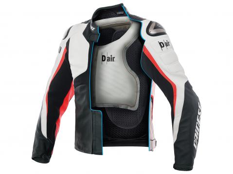 Dainese D-Air Misano 1000 ja ilmatyynyt etupuolelta katsottuna.