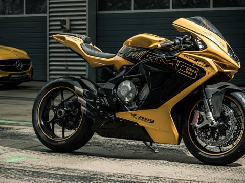 MV Agusta F3 800 'Solar Beam' ja taustalla Mercedes-AMG GT.