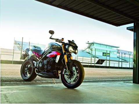 Triumph Speed Triple R vuosimallia 2016.