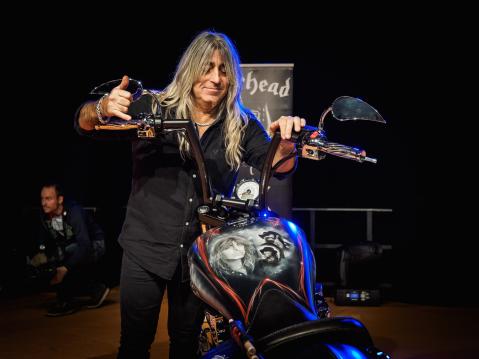 Mikkey ja edesmenneen bändikaverin Lenny Kilmisterin kuva.