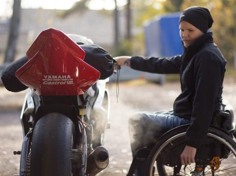 Ulla ja kisapyörä. Kuva Prosky Photography / Lars Törnqvist