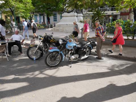 Isompaa pyöräkantaa. Triumph ja Moto Guzzi.