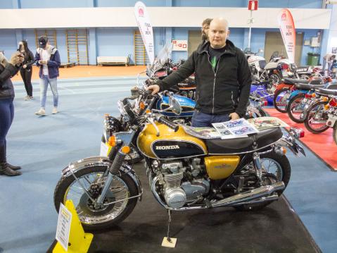 Toni Räsänen ja itse entisöity Honda CB500 vuosimallia 1972.