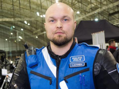 Heikki Laitinen suosittelee moottoripyöräpoliisin ammattia myös naisille.