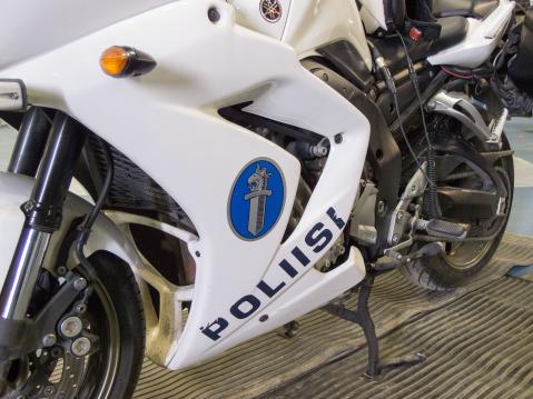 Jos joku epäili, että poliisimoottoripyöriä pidetään lähinnä koristeina, niin kuvasta näkyy, että ne ovat kovassa käytössä.