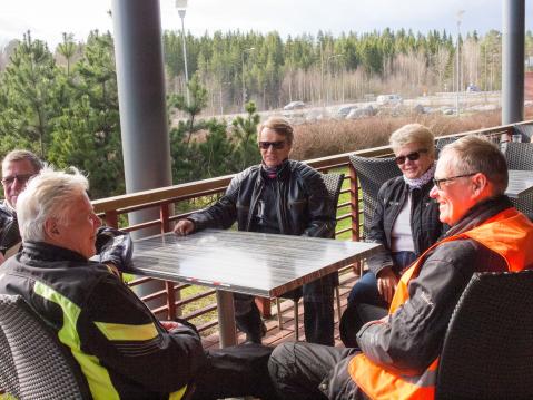 Jyväskyläläiset Veli-Pekka, Martti, Seppo, Hilkka ja Arvo ajotauolla.