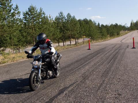 Pekka Vesterlund jarrutusharjoituksessa Ducatillaan.