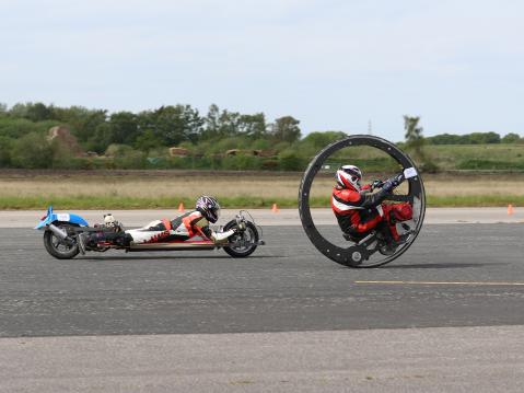 Jim Brown ja hieman muokaati Honda 125 ja Kevin Scott 'Warhorse' yksipyöräisellään Straightliners Eventsin 'Top Speed' -tapahtumassa 15 toukokuuta 2016.