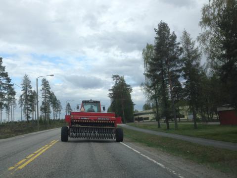 Maanviljelijät leveine koneineen liikkuvat hitaasti tiellä ja vievät paljon tilaa. On hyvä muistaa, että he eivät ole huvikseen tiellä, vaan työmatkalla.
