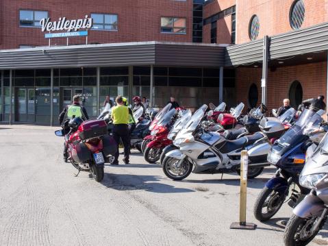 Vesileppis ja Panfun-kokoontumisen väkeä lähdössä. Vesileppis on suosittu paikka motoristienkin keskuudessa.