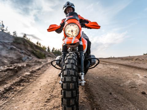 BMW:n Lac Rose -konsepti perustuu BMW R nineT -malliin ja yhdistää merkin Pariisi-Dakar-kisan perinteitä nykyaikaan.