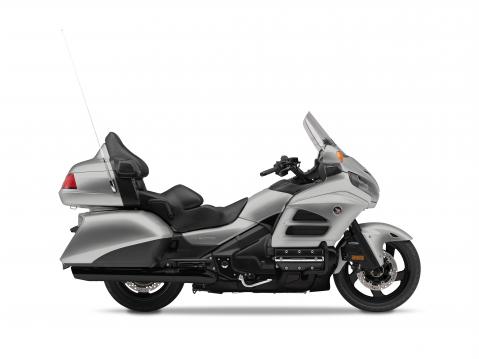 16YM GL1800 Gold Wing, väri Altair Silver Metallic.