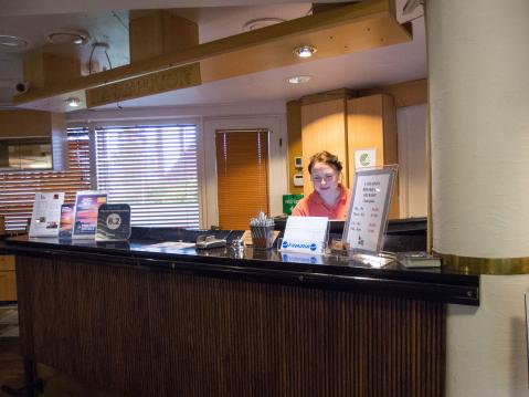 Leena Tohola on työskennellyt Airport Hotelissa kohta kaksi vuotta.