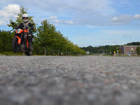 Testikuljettajamme Tommi Lumiaho ja KTM SuperDuke 1290 R