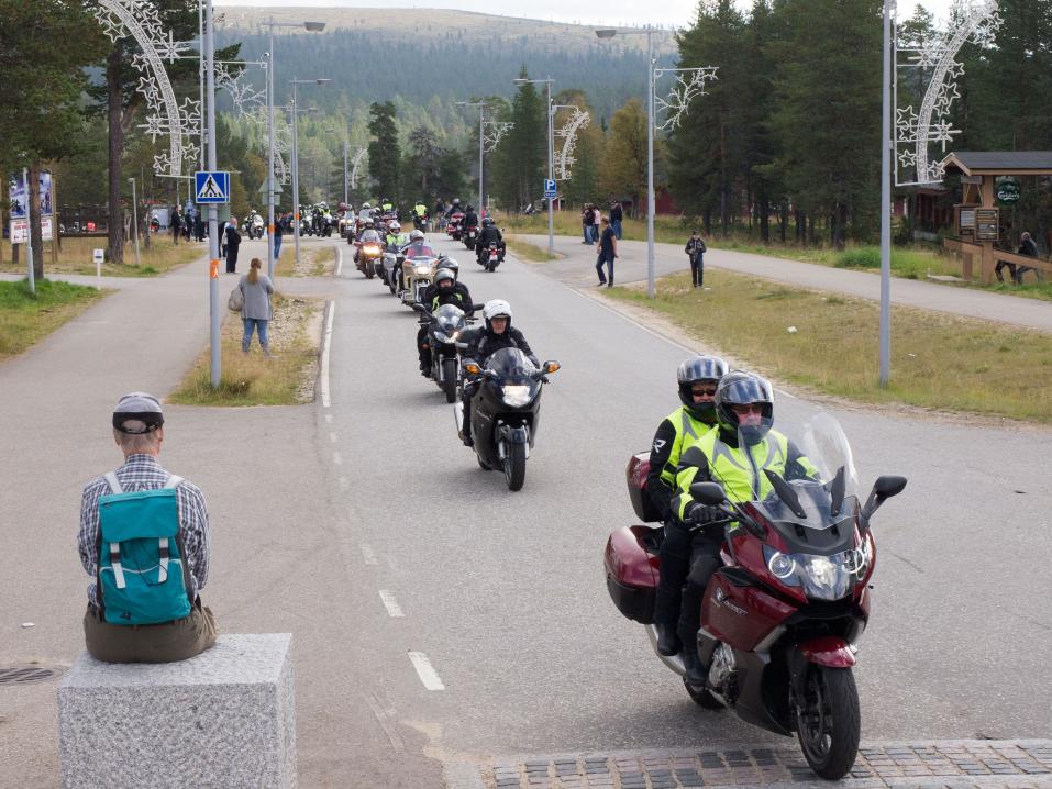 Jänkhän paraatista - lopultakin peräpää on hävinnyt näkyvistä.