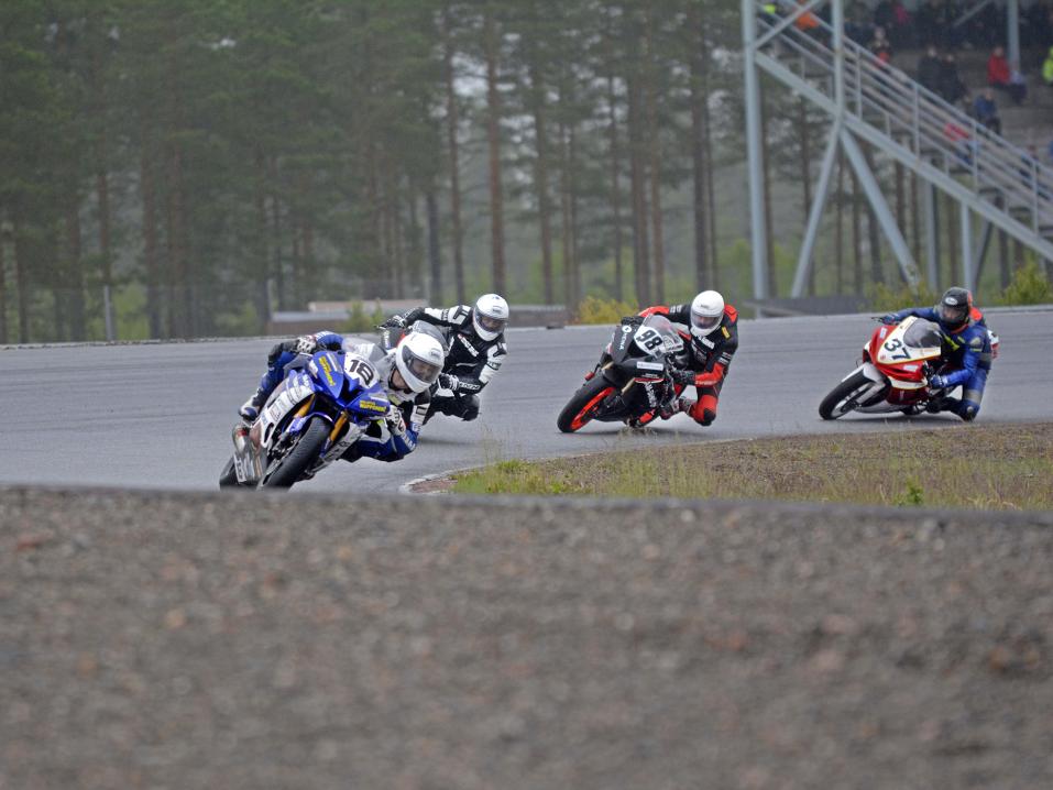 Ajotilannekuva kauden aiemmasta superstock 600 -lähdöstä sadekelissä.