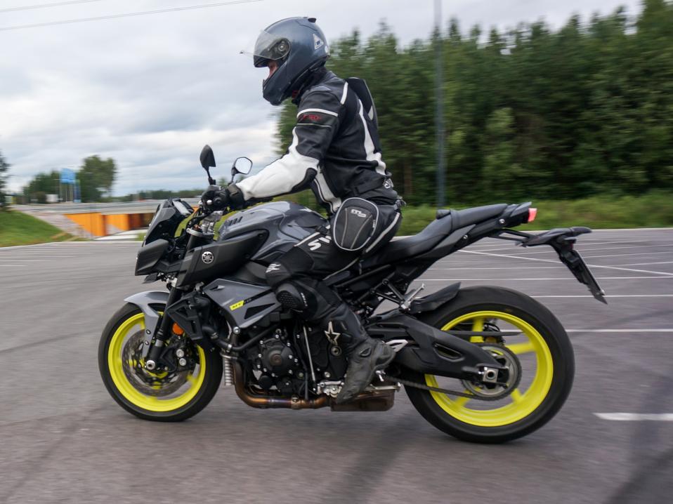 Yamaha MT-10, MT-sarjan toistaiseksi tehokkain. Kuva Mika Mäenpää.