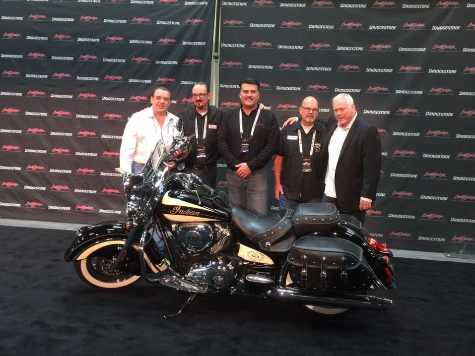 Vasemmalta oikealle: pyörän huutanut Vincent Amato, Brian Klock Klock Werks, Steve Menneto Indian Motorcycle, Dave Stang Jack Daniel's, pääjohtaja Craig Jackson Barrett-Jackson -huutokauppakamari. Kuva: Indian Motorcycle.