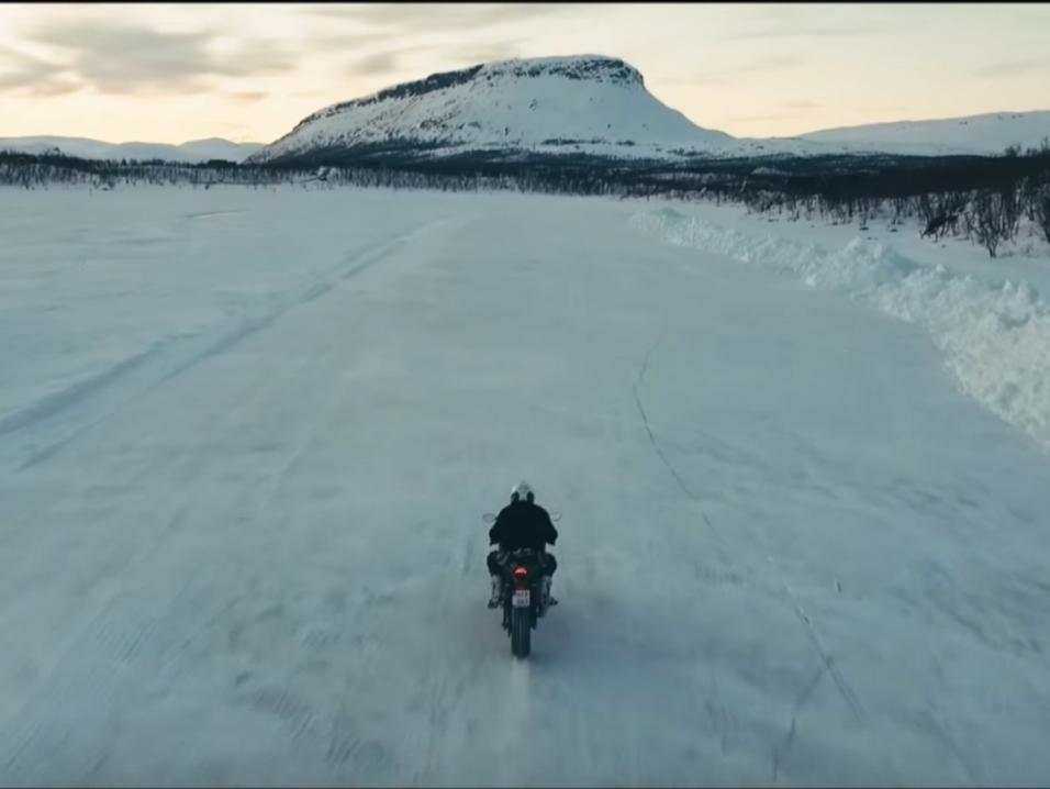 Robert Gull matkalla Lappiin sekoittamaan drinkkiä BMW S 1000 XR:llä.