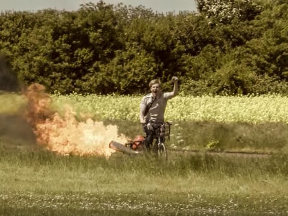 Colin Furze vauhdissa.