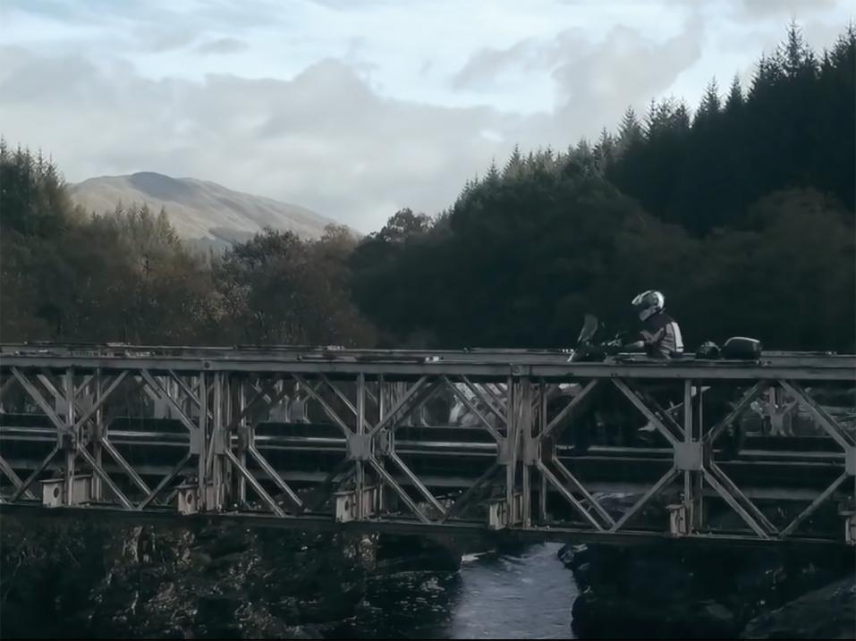 Andy Torbet ja Suzuki V-Strom 1000 Skotlannin maisemissa.