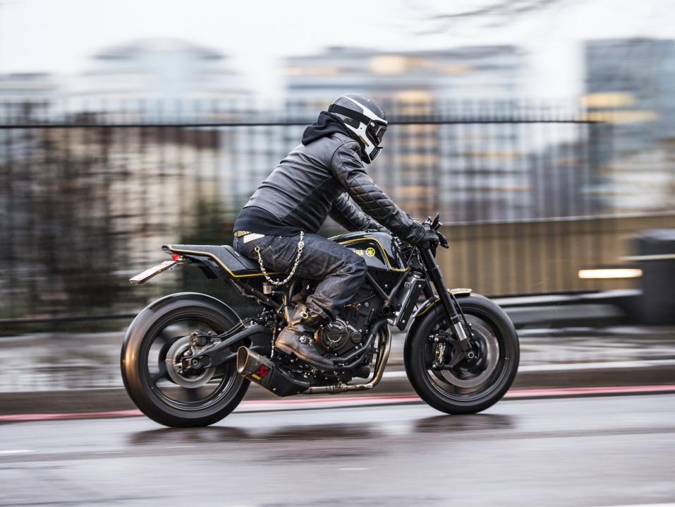 XSR700-pyörästä saat alle tunnissa joko café racer -tyylisen katupyörän Corsa Scorcherin (kuvassa) tai maastoajoon valmiin scrambler-tyylisen Soil Scorpion.