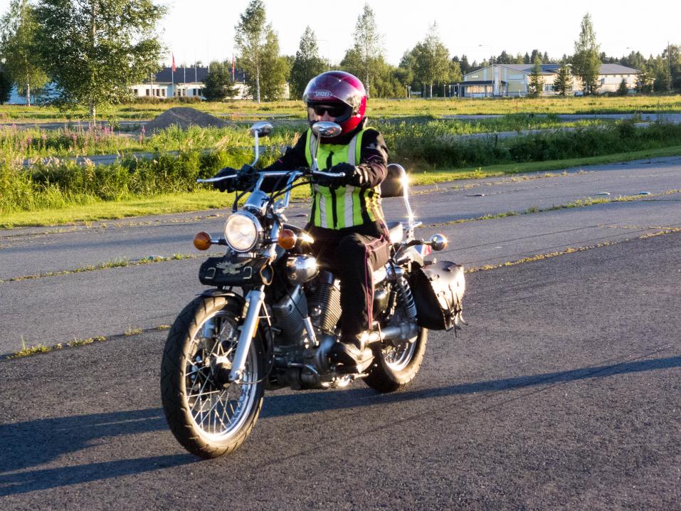 Matka Tarakkaharakasta motoristiksi on pitkä, mutta mielenkiintoinen. Tässä ajoharjoitteluradalla.