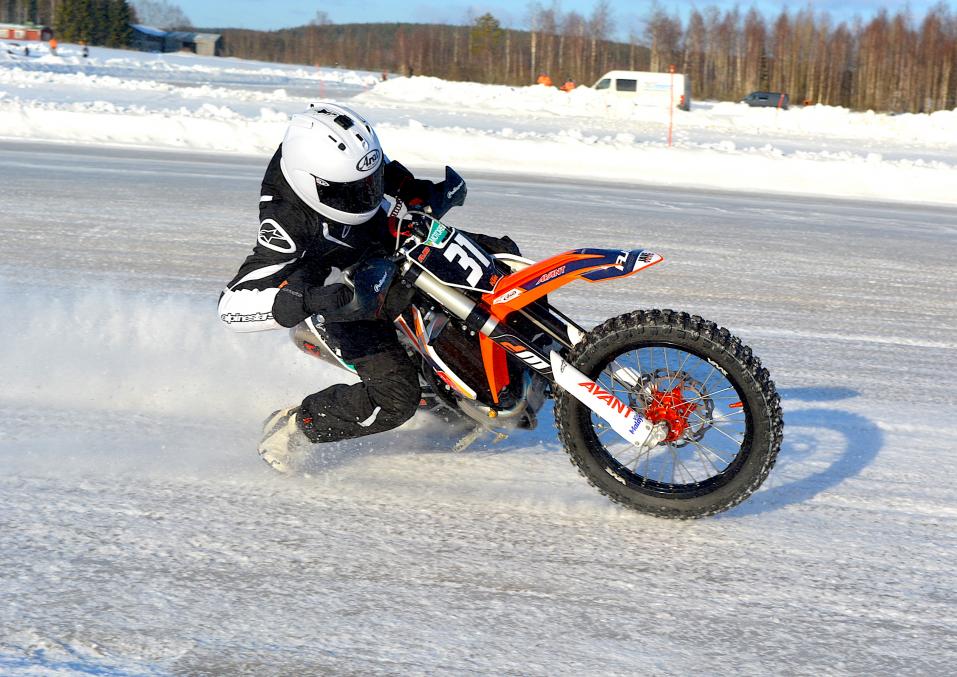 Myöhään illalla Vieremälle Espanjan MotoGP-testeistä saapunut Niklas Ajo nousi heti ensimmäisen erän voittoon. Kuva: Nita Korhonen