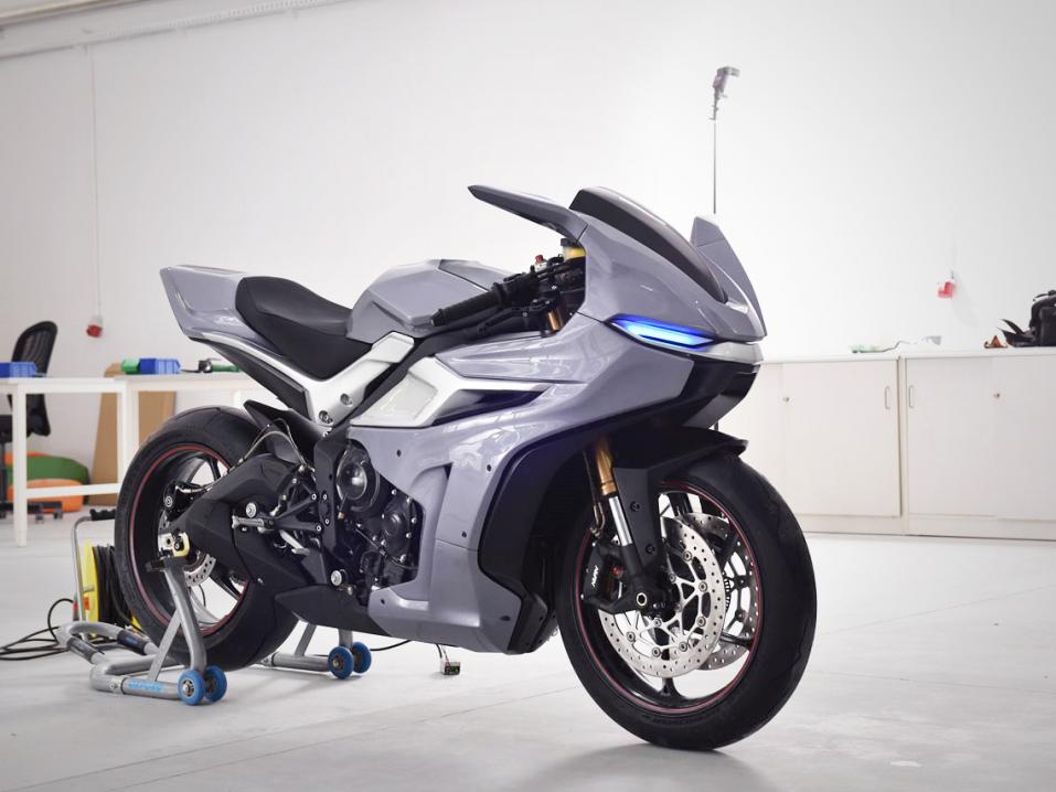 3D-tulostetuin kattein varustettu Triumph Daytona.