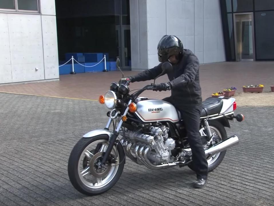 Sen alkuperäisen Honda CBX 1000:n tunnisti heti leveästä 6-sylinterisestä moottorista. 