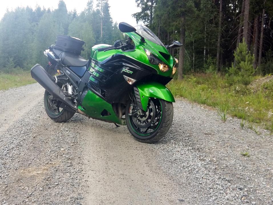 Kawasaki ZZR 1400. Sopii hiekkateillekin.