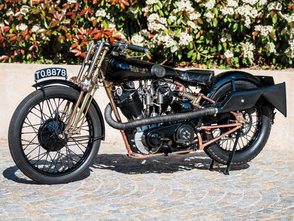 1928 Brough Superior SS100 'Moby Dick'. Pyörä on huolella entisöity.