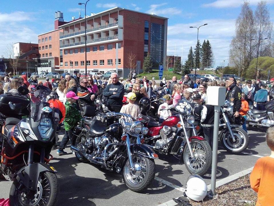 MKKV:n tilaisuus Leppävirralla kokosi mukavasti sekä kuopiolaisia motoristeja että moottoripyöriä. Lapsilla oli siis mukavaa.